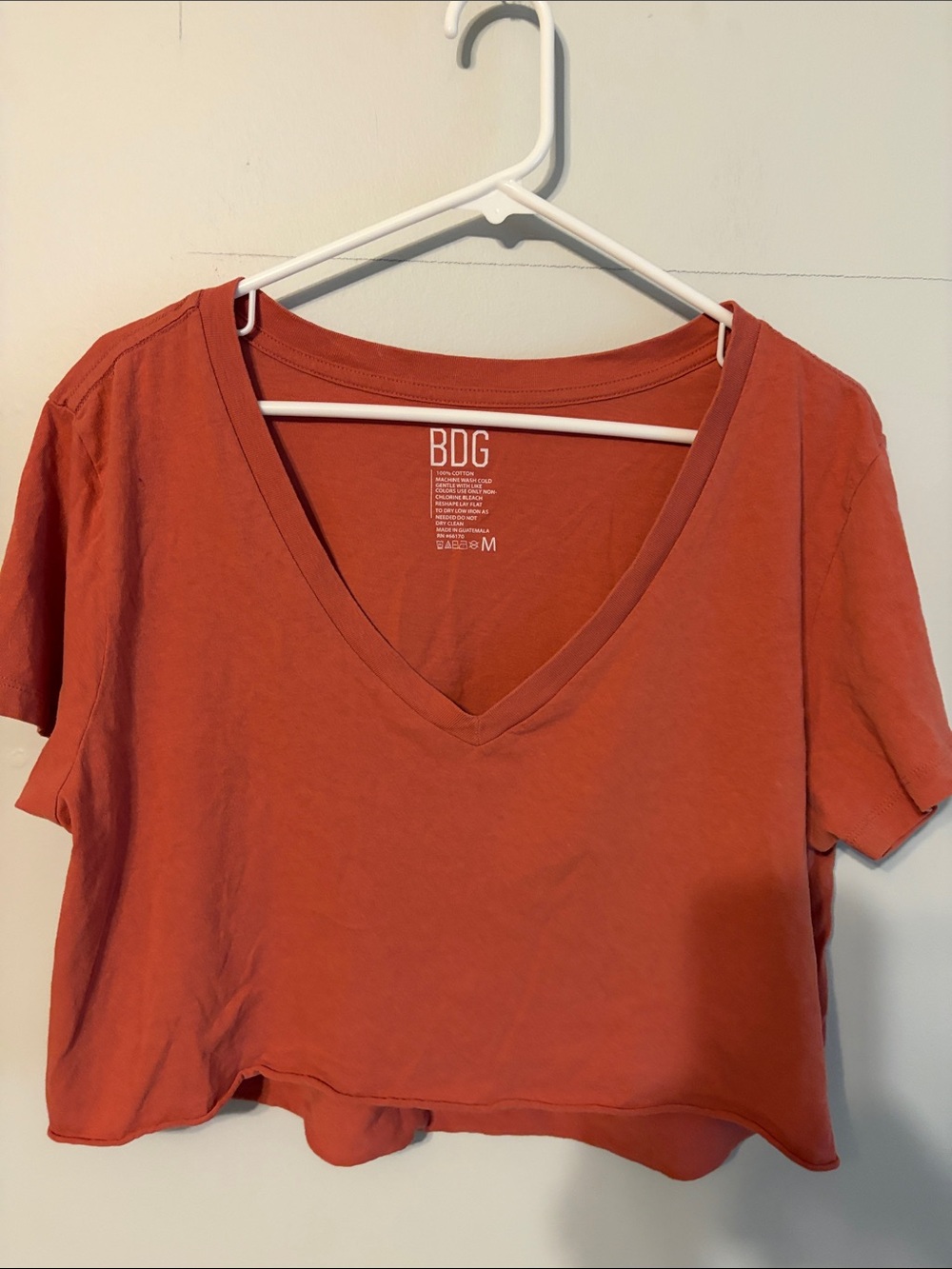 BDG Rust-Orange wide V-Neck Cropped Tee. 💯 cotton. Med